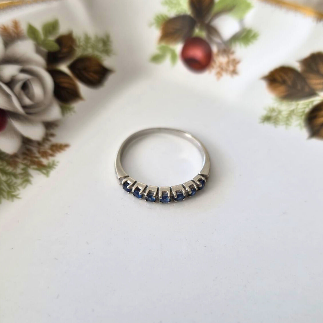 Vintage 18k white gold ring with sapphire