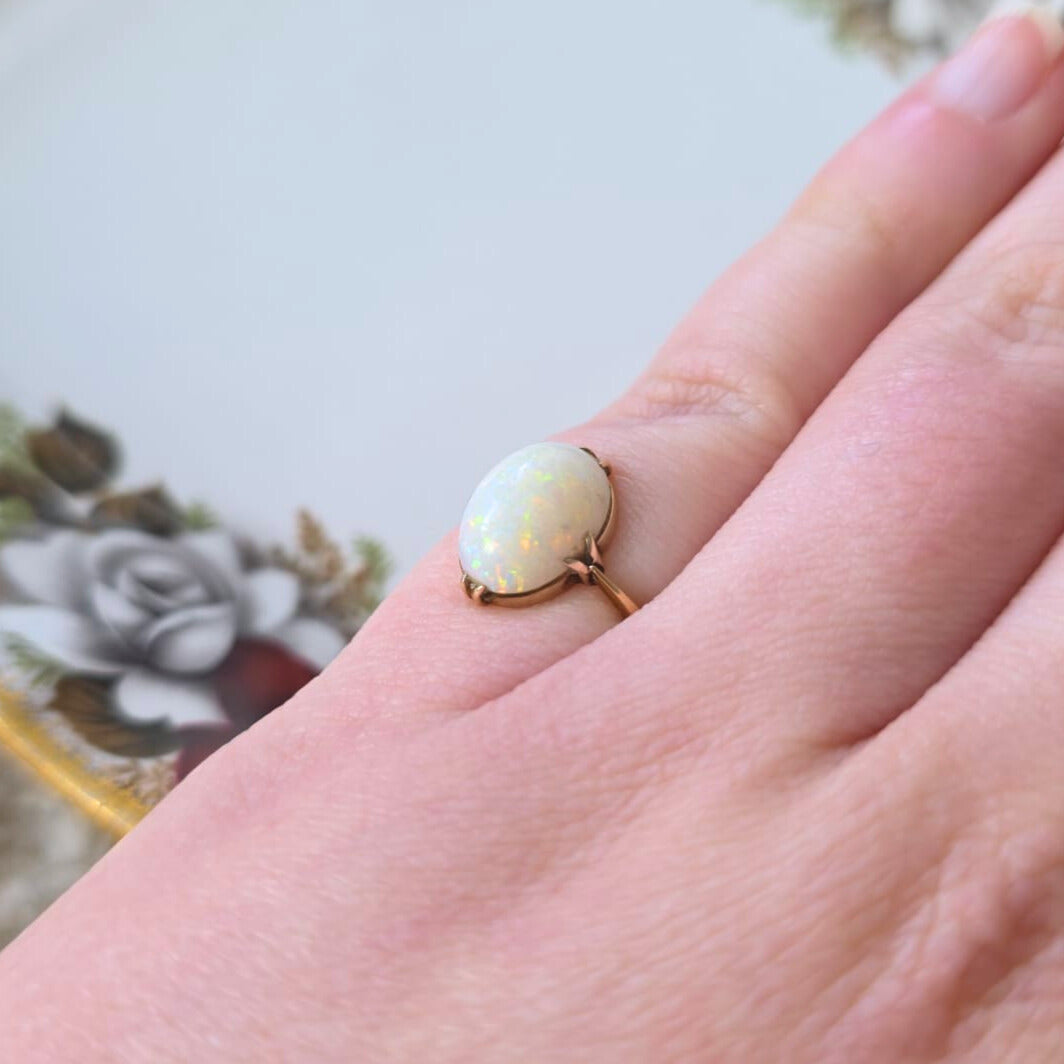 Vintage 18k gold (pink) ring with opal