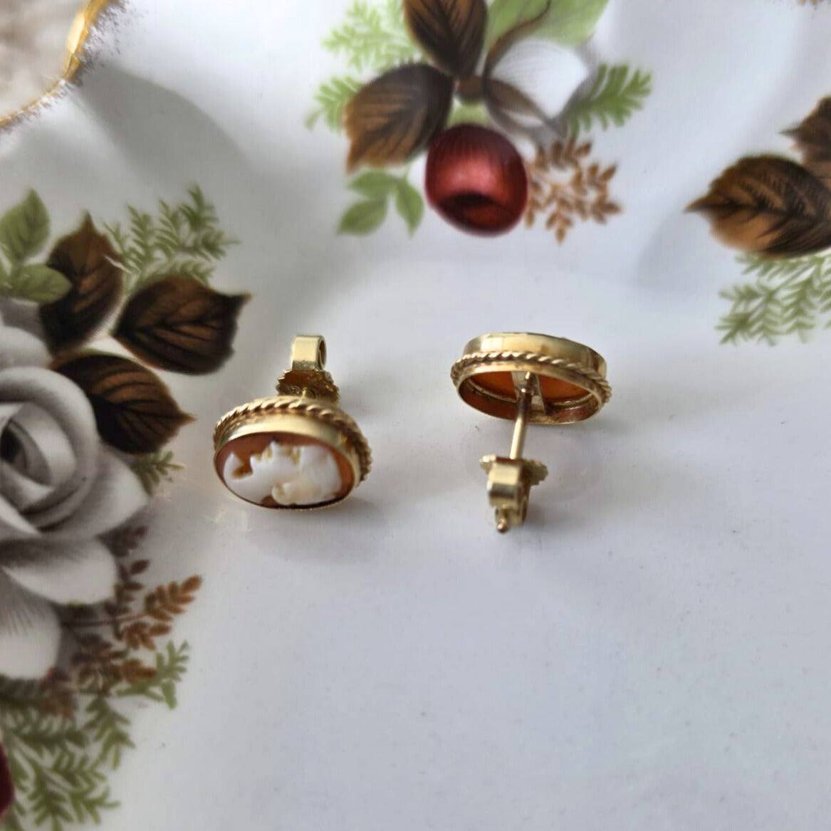 Vintage 14k gouden oorstekers camee