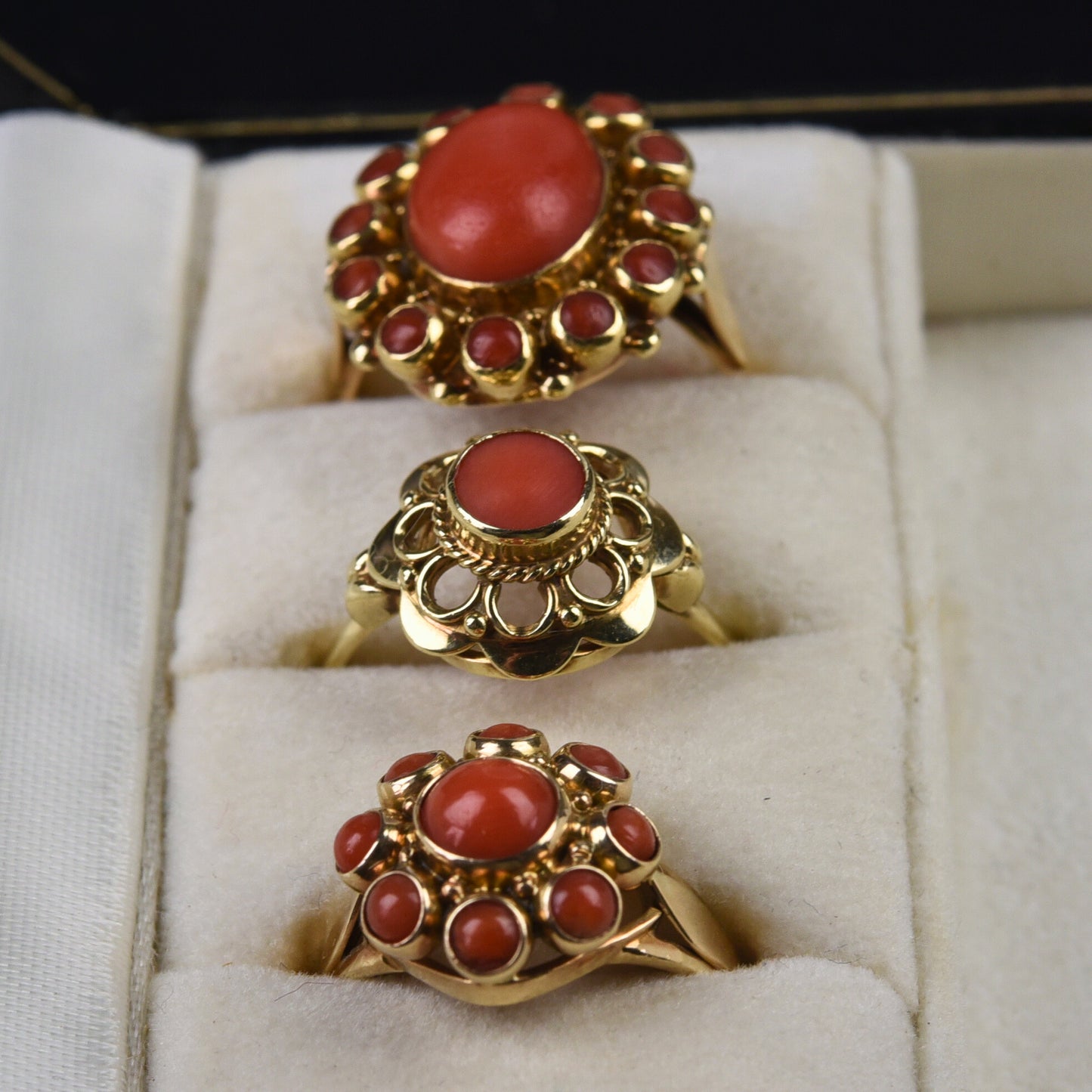 Vintage 14k gold ring with red coral entourage small