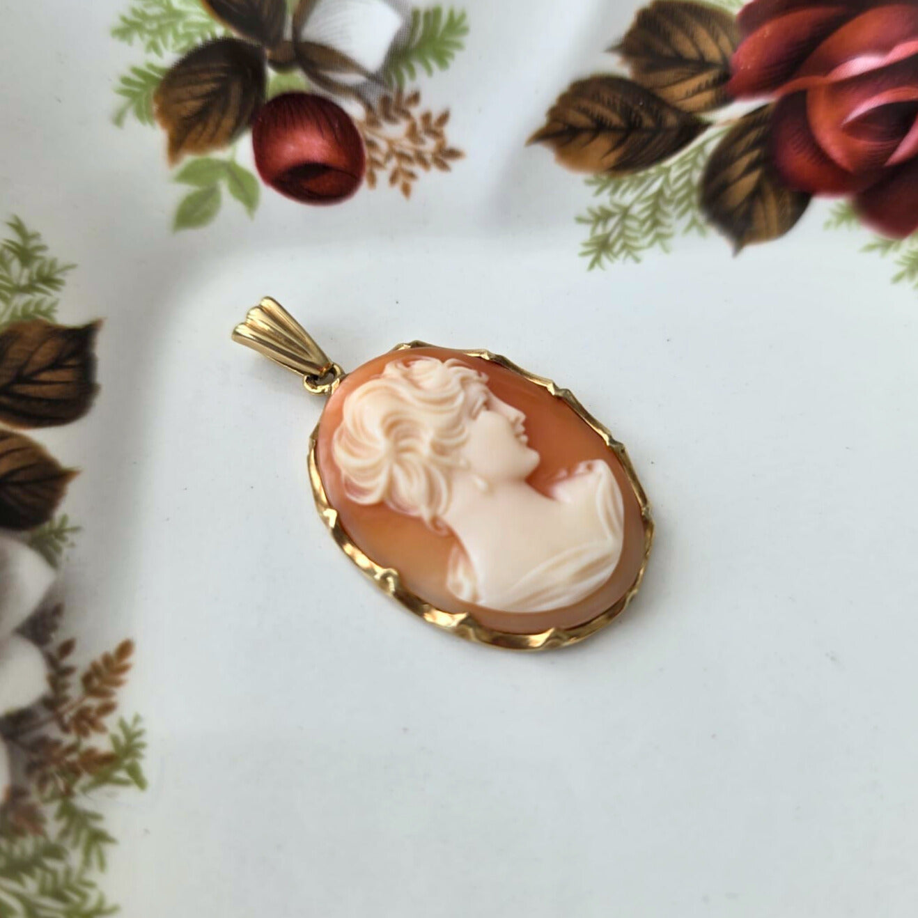 Vintage 14k gold cameo pendant