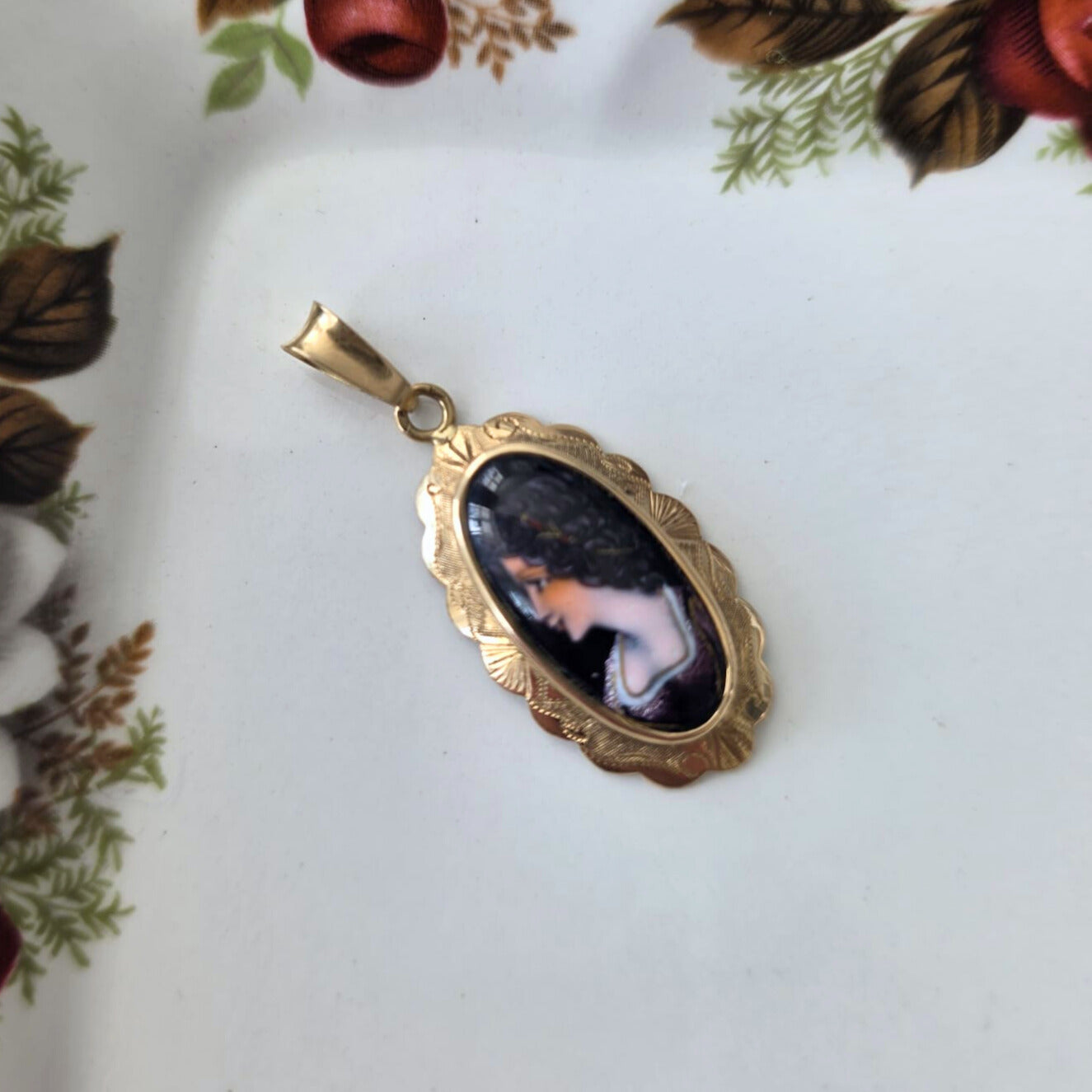 Vintage 14k gouden hanger met emaille portret