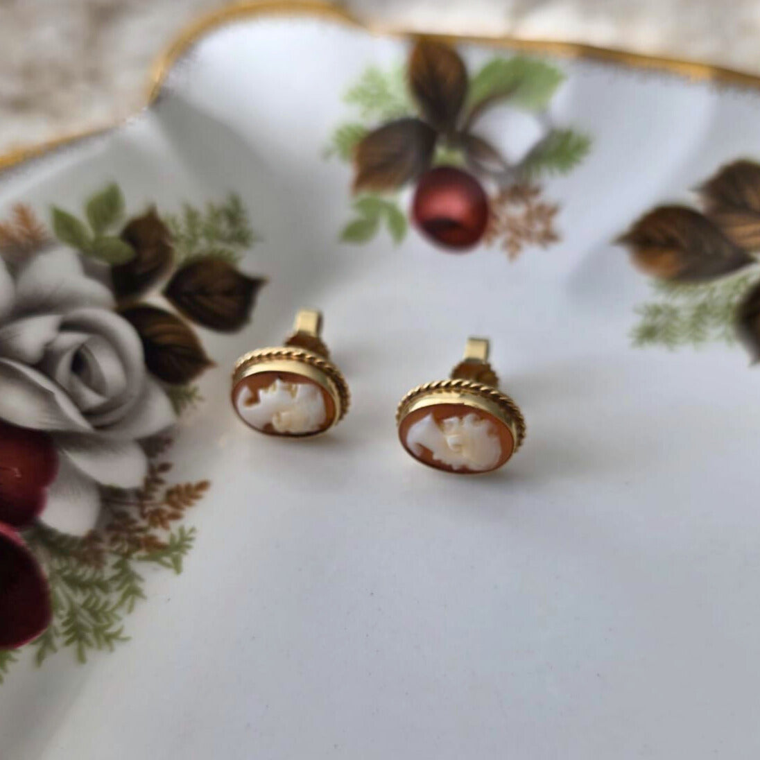 Vintage 14k gouden oorstekers camee