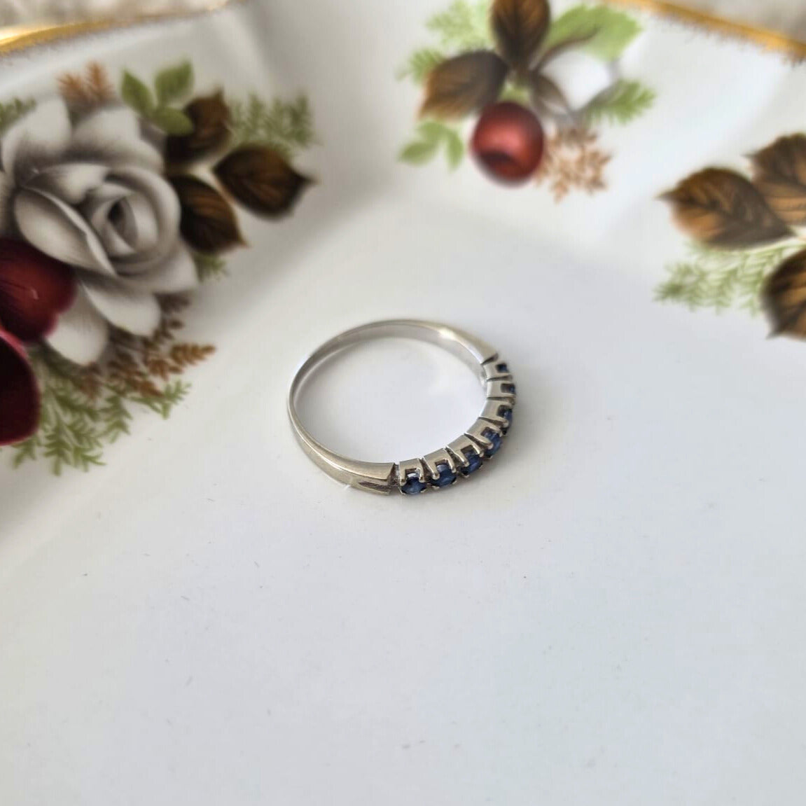 Vintage 18k white gold ring with sapphire