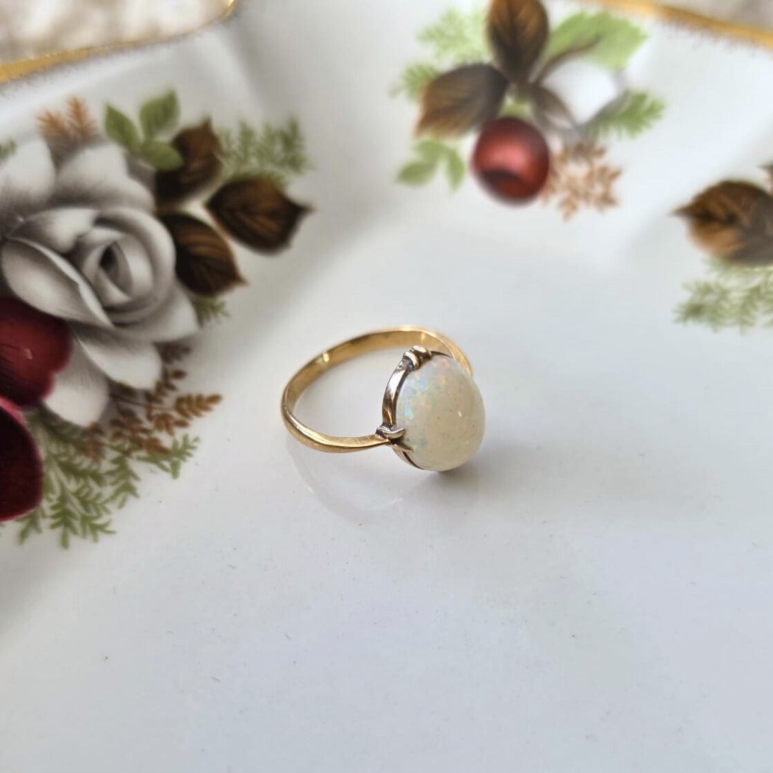Vintage 18k gold (pink) ring with opal