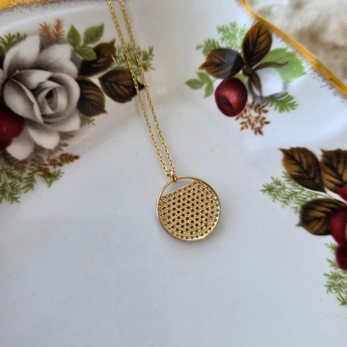 Pre-owned 14k gold necklace with zirconia pendant