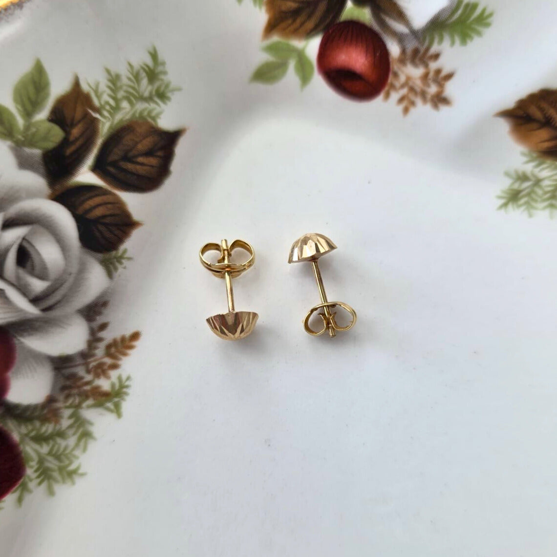 Vintage 14k gold stud earrings sparkle