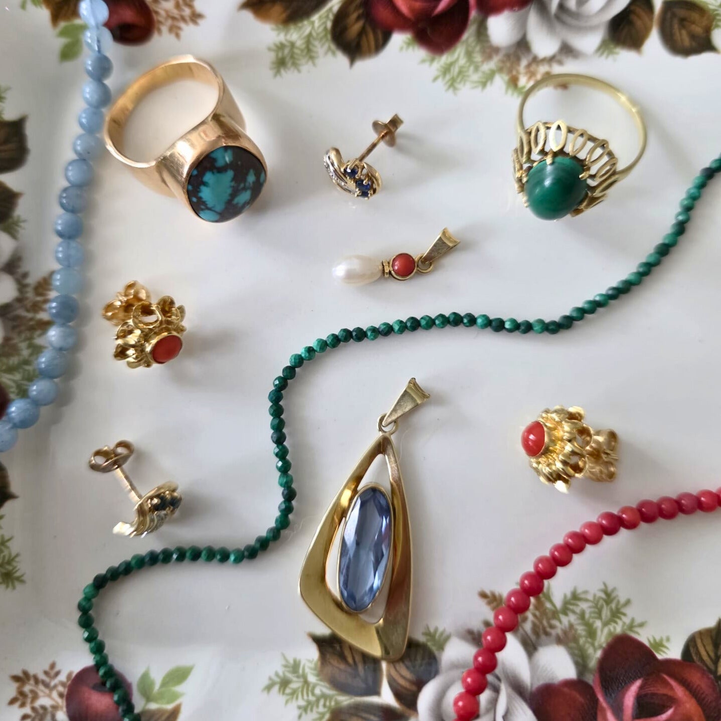 Vintage 14k gouden oorstekers bloedkoraal