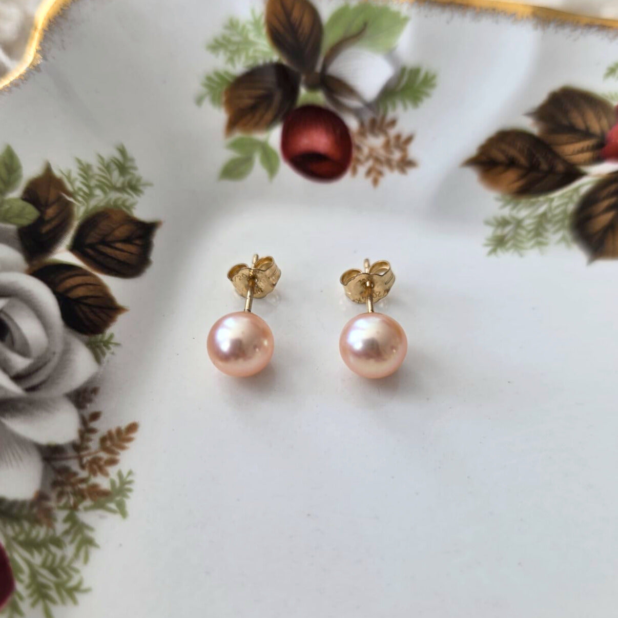 Vintage 14k gold stud earrings pink pearl