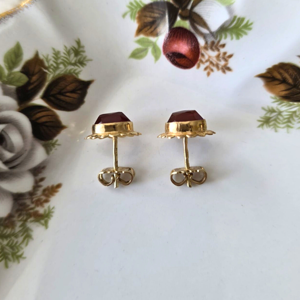 Vintage 14k gold carnelian stud earrings