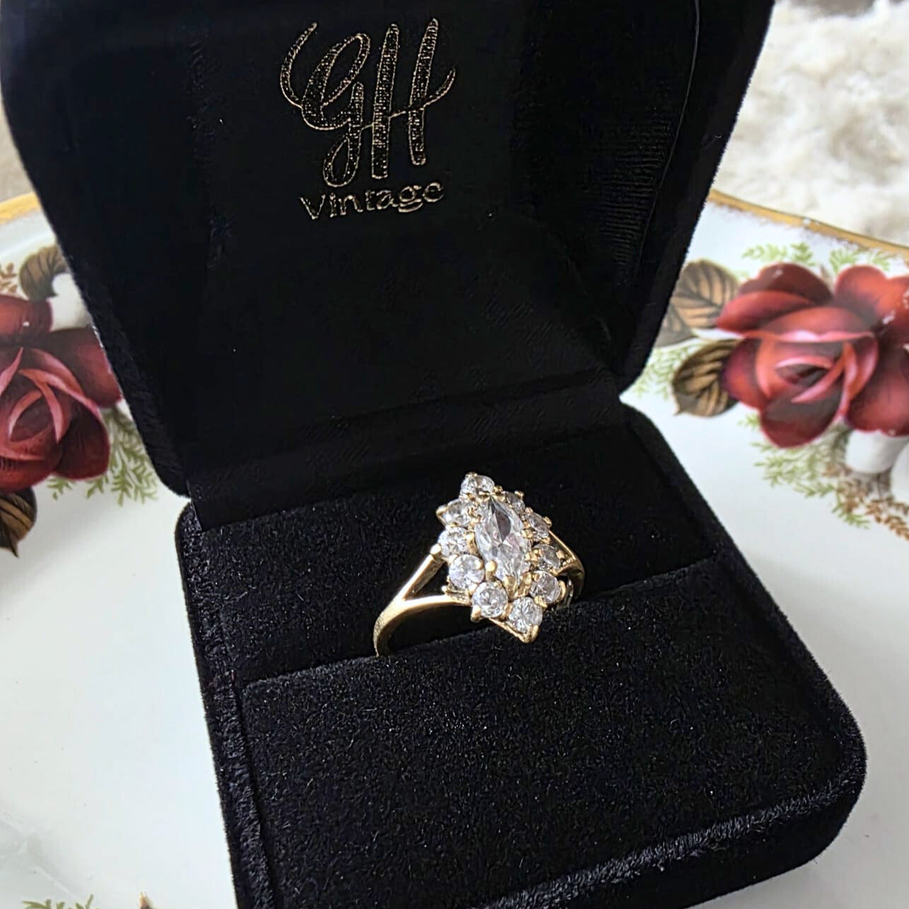 Vintage 14k gold ring with white quartz