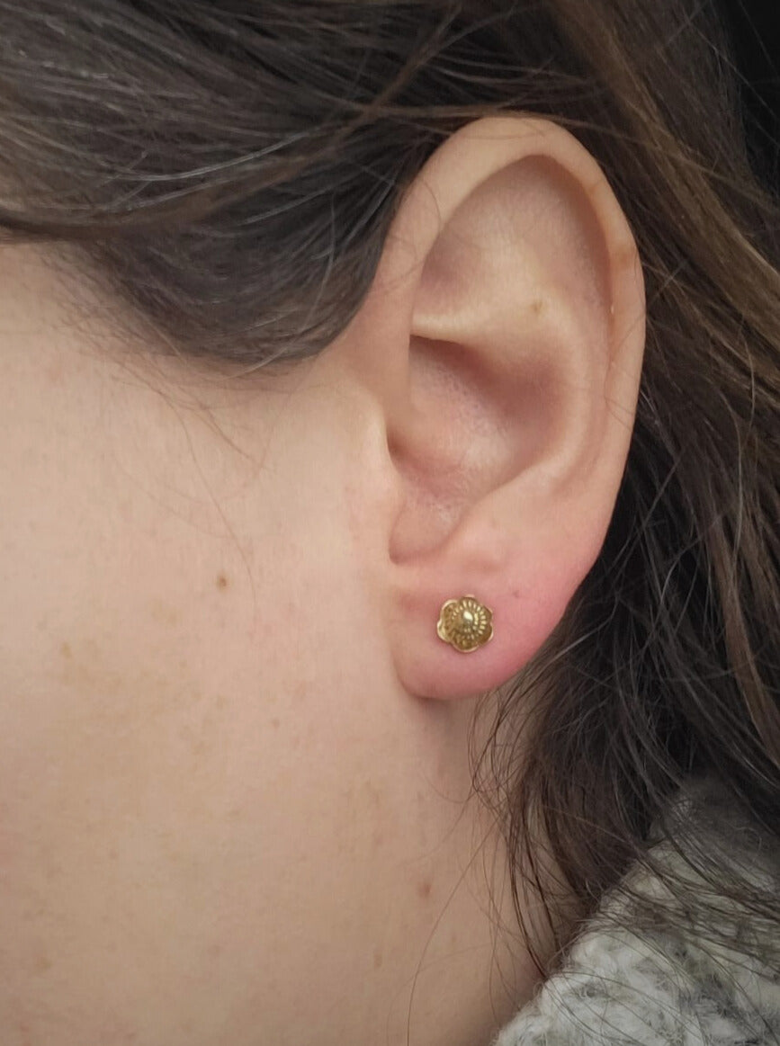 Vintage 14k gold stud earrings Zeeland button