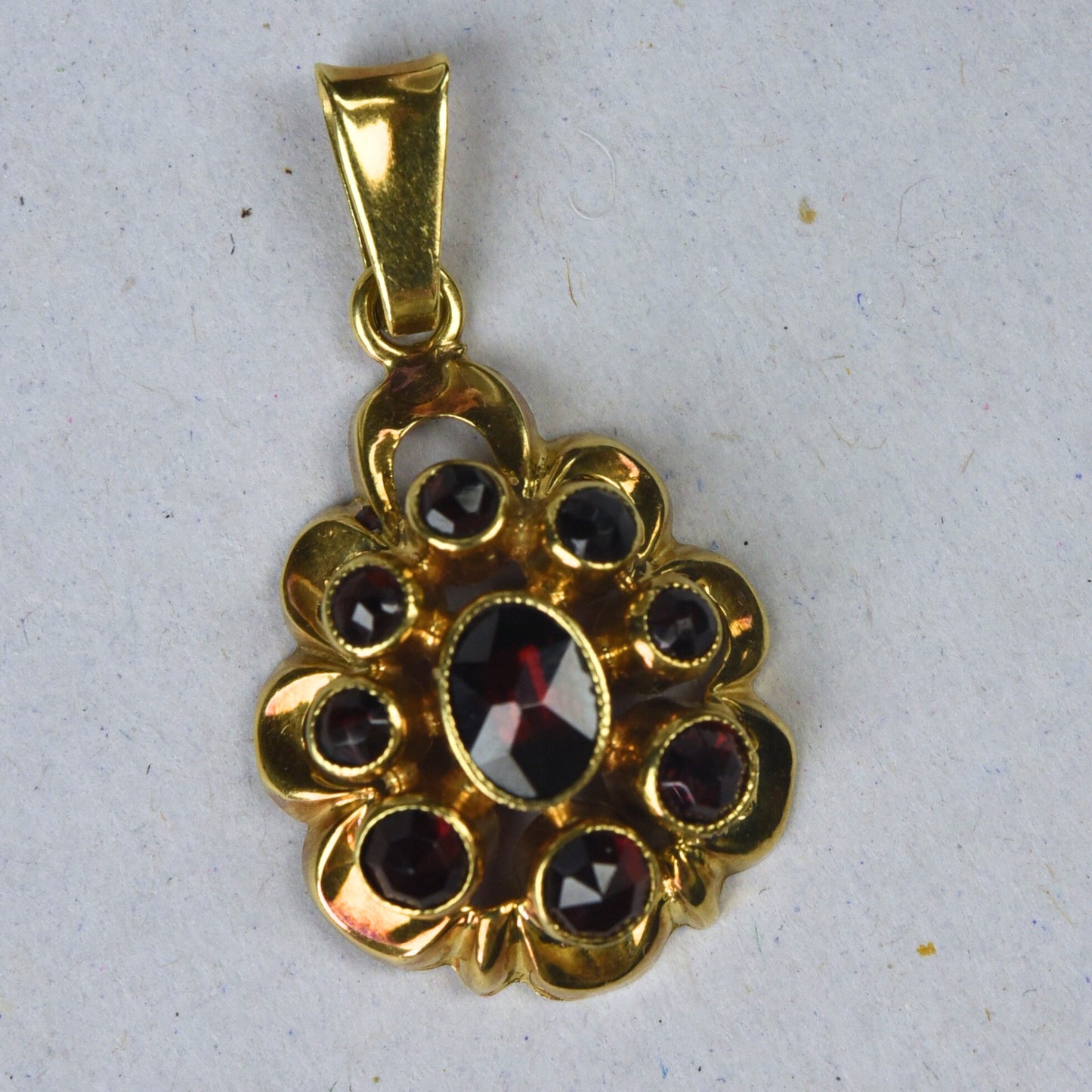 Vintage 14k gouden hanger met granaat entourage