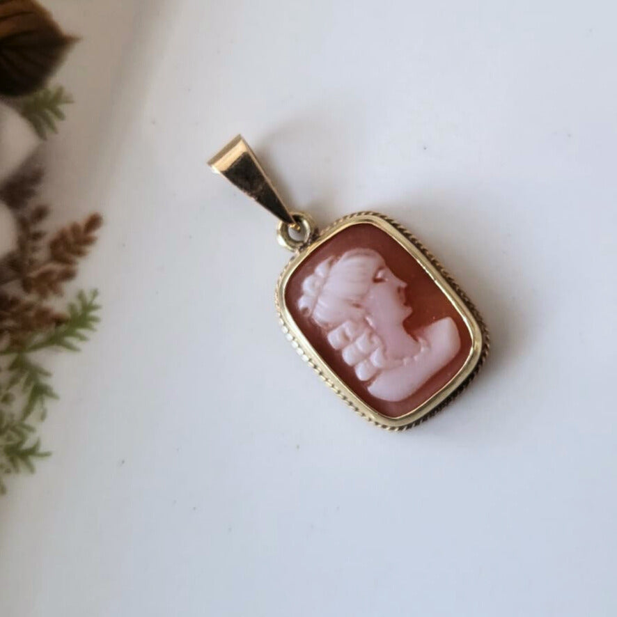 Vintage 14k gold pendant with cameo