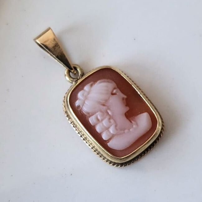 Vintage 14k gold pendant with cameo