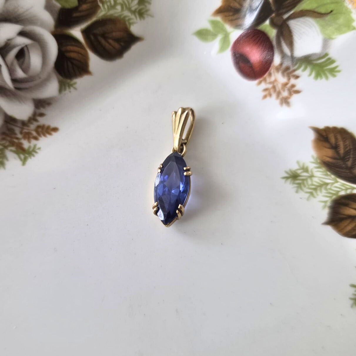 Vintage 14k gold pendant with sapphire