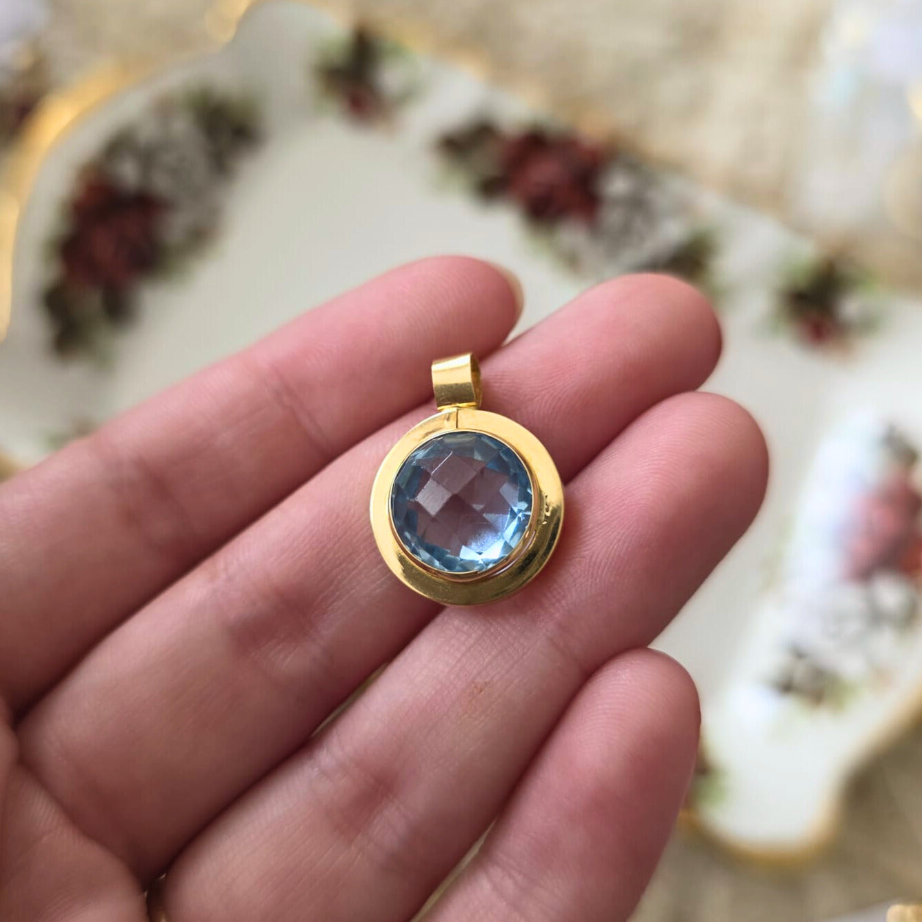 Vintage 14k gold pendant with topaz round