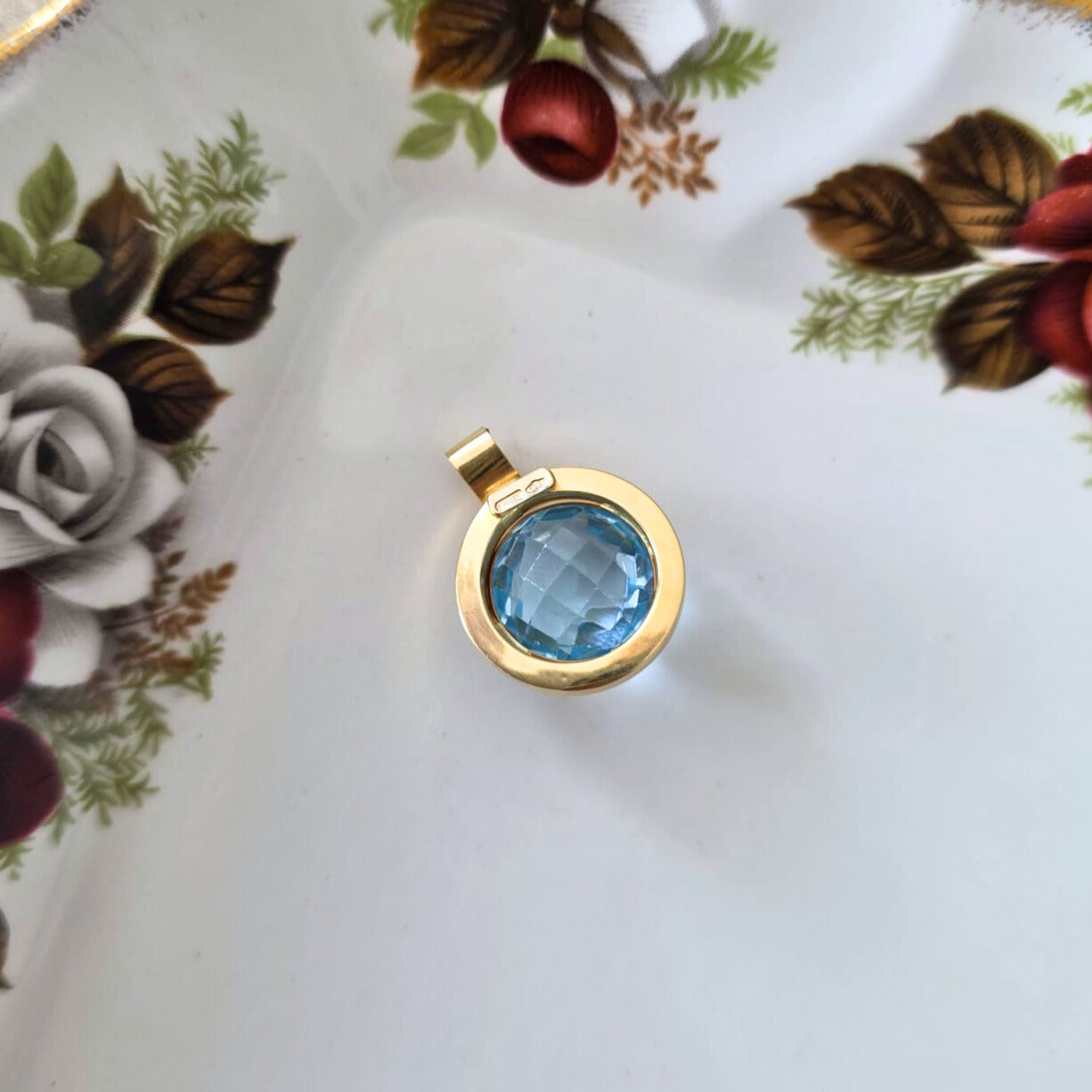 Vintage 14k gold pendant with topaz round