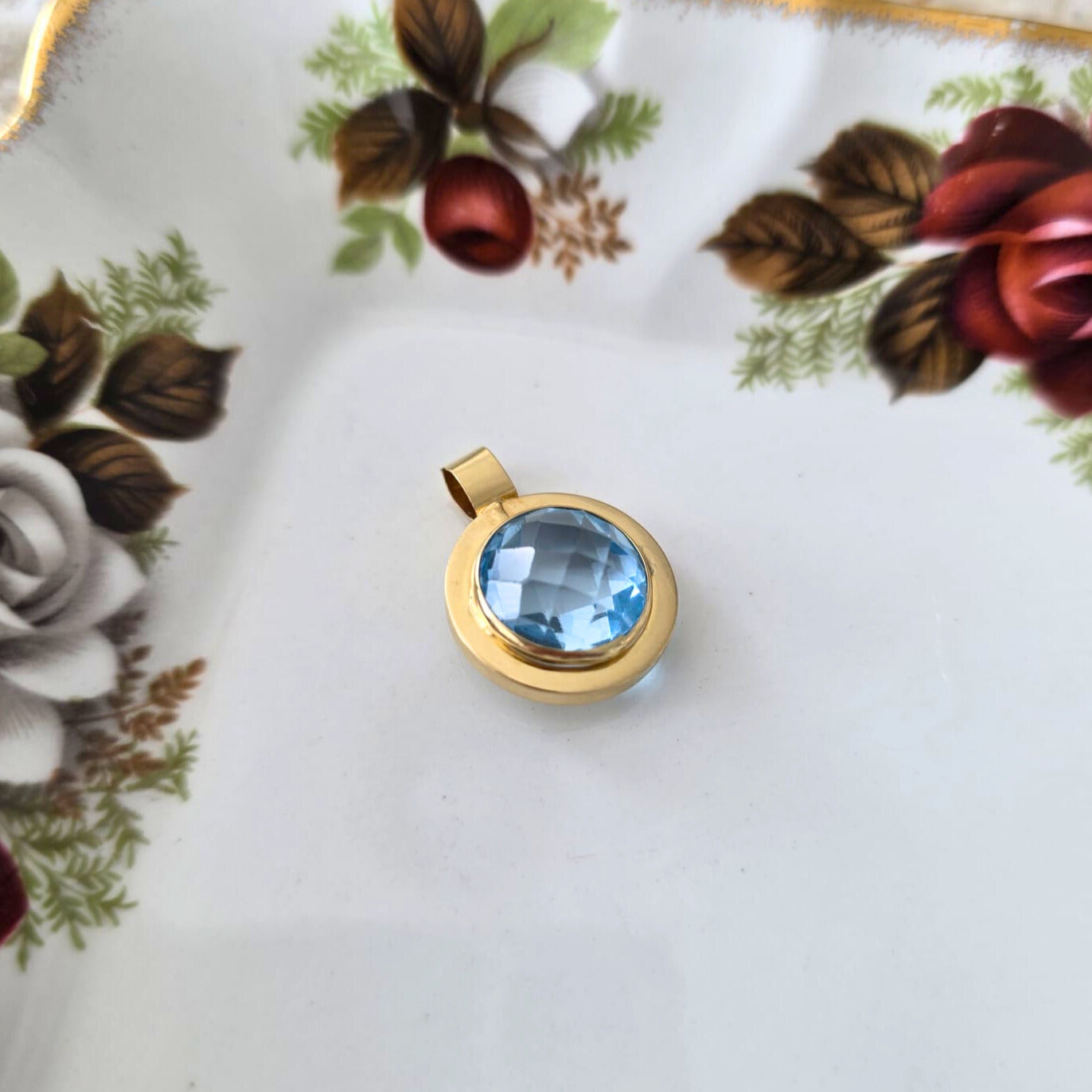 Vintage 14k gold pendant with topaz round