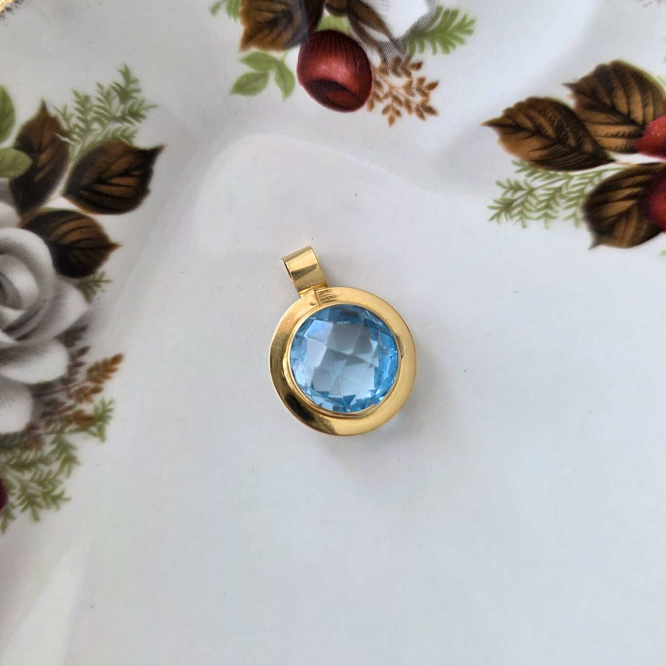 Vintage 14k gold pendant with topaz round