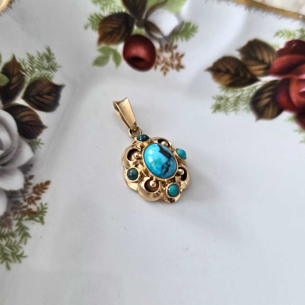 Vintage 14k gold pendant with turquoise