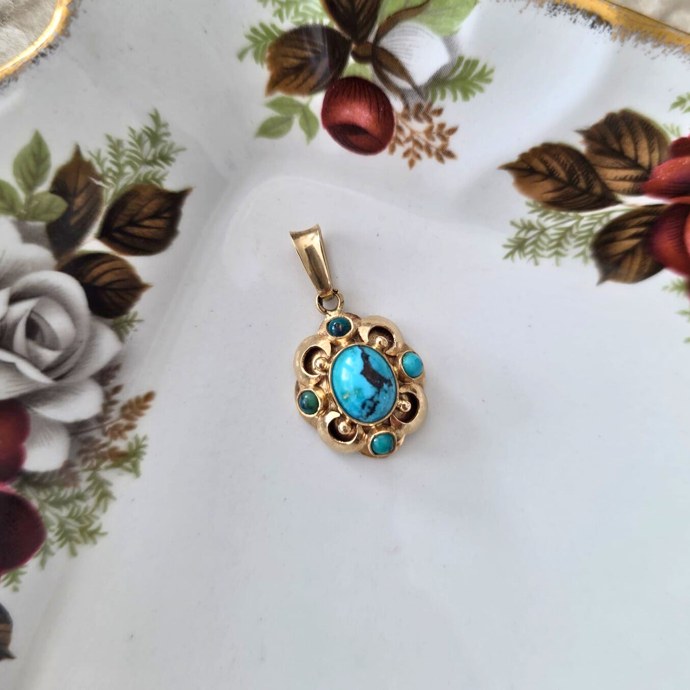 Vintage 14k gold pendant with turquoise