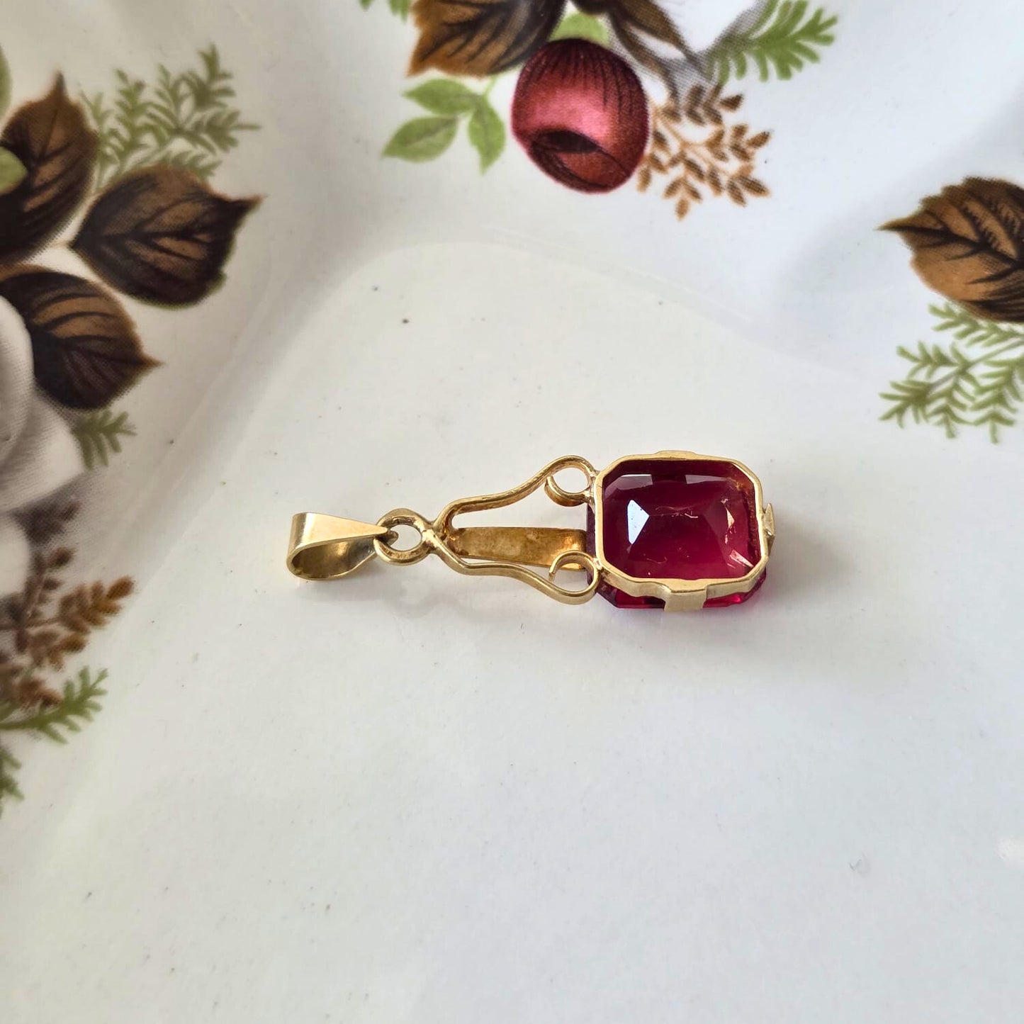 Vintage 14k gouden hanger met rode steen