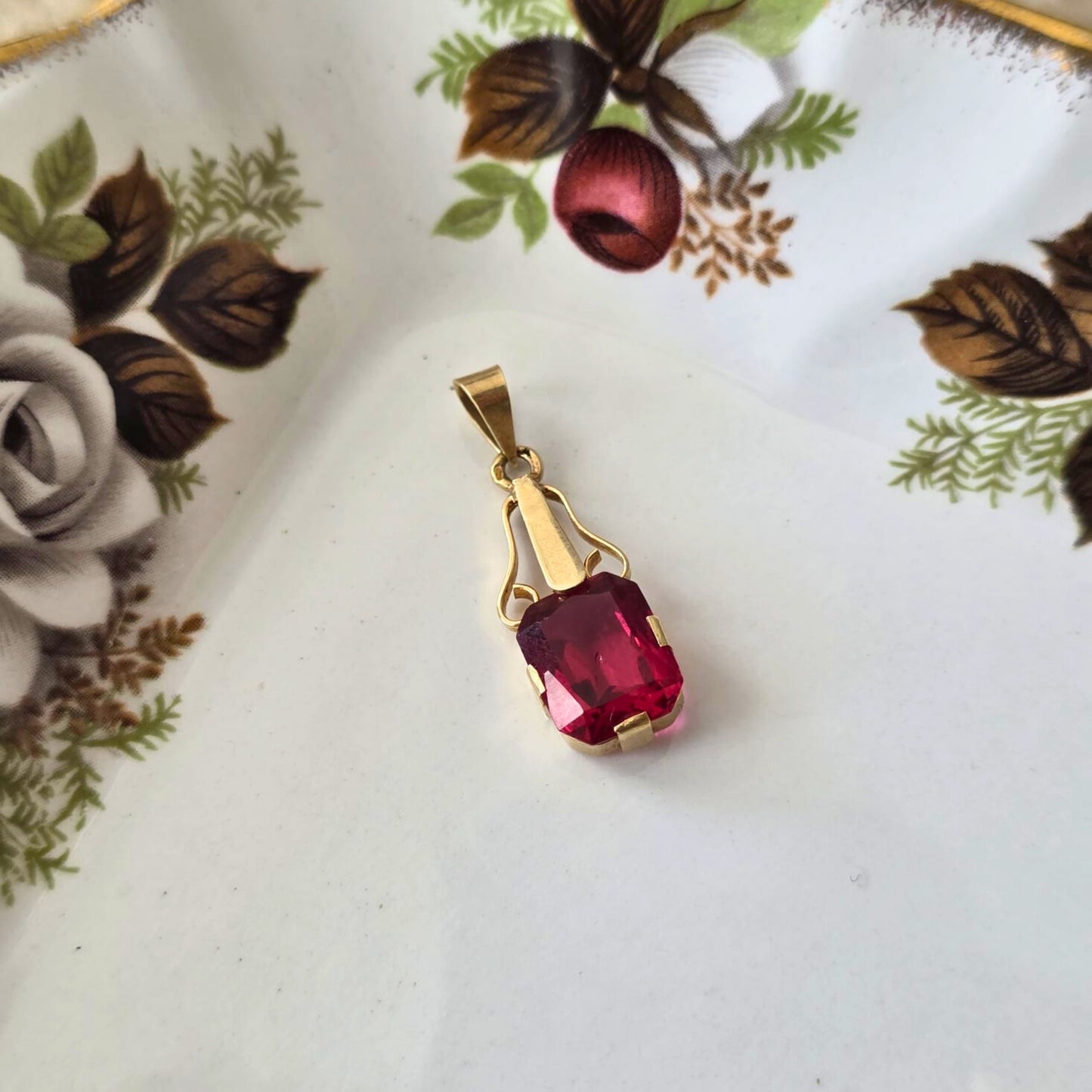 Vintage 14k gouden hanger met rode steen