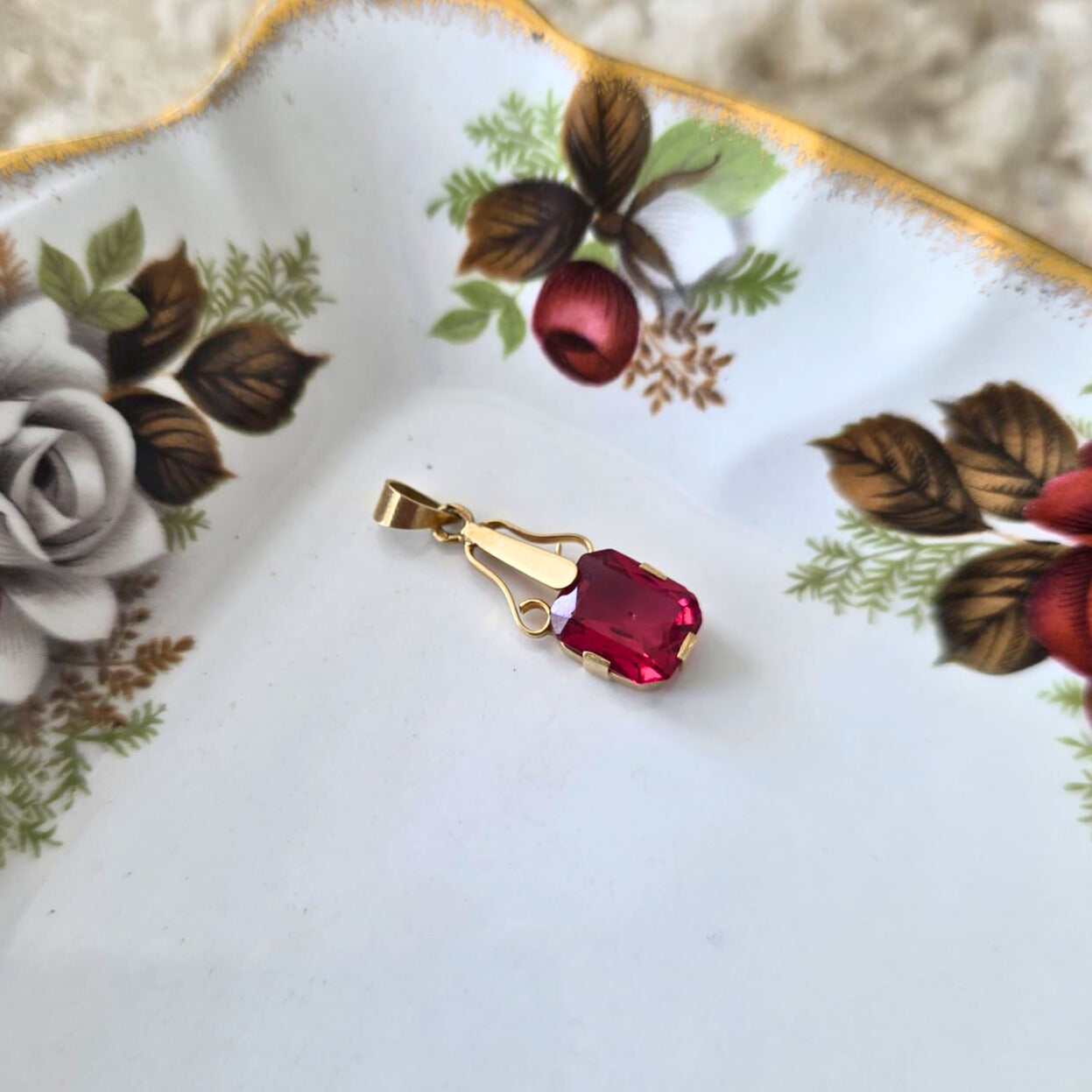 Vintage 14k gouden hanger met rode steen