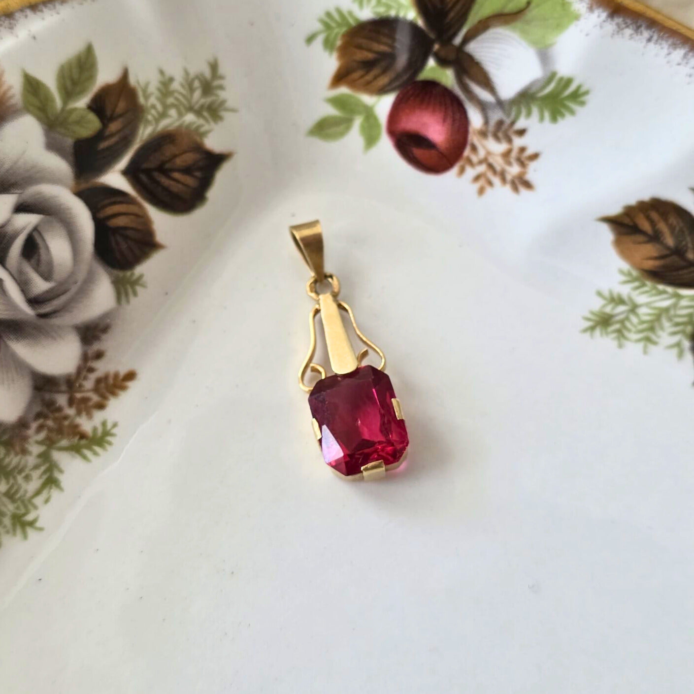Vintage 14k gouden hanger met rode steen