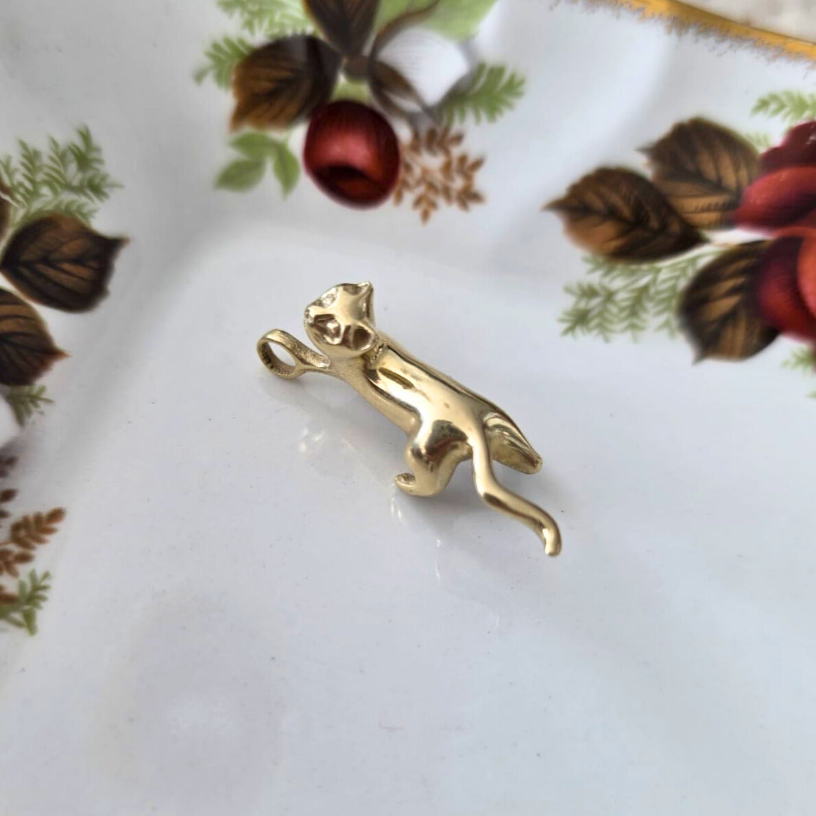 Vintage 14k gold cat pendant