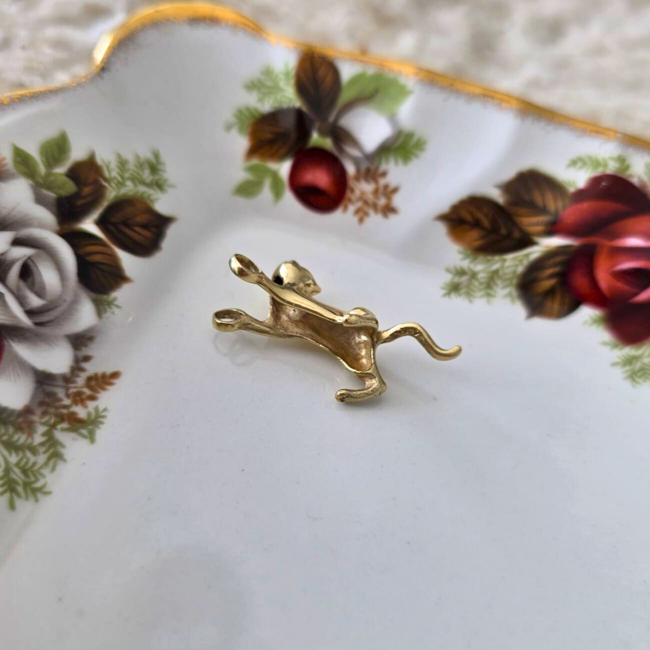 Vintage 14k gold cat pendant