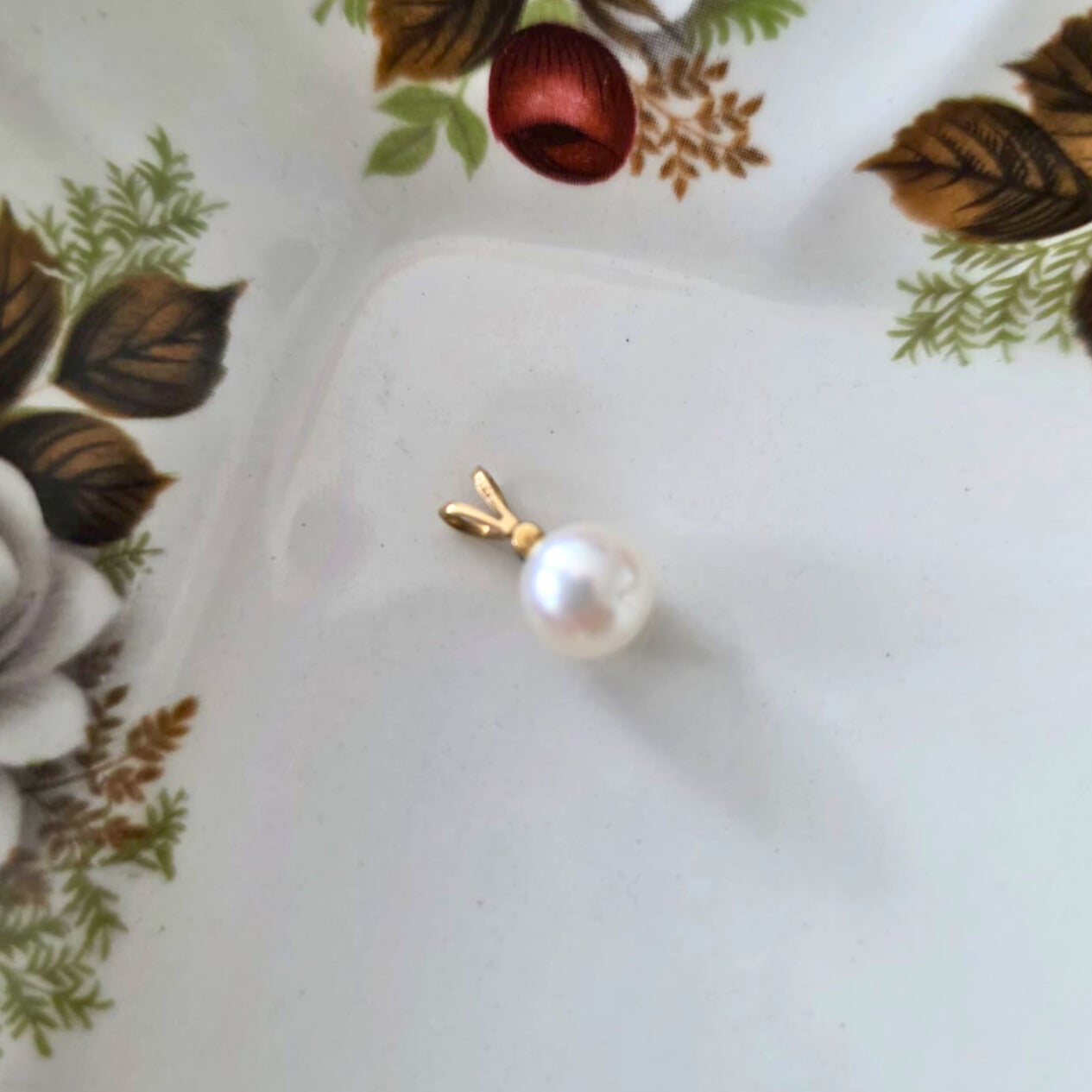 Vintage 14k gold pendant with pearl and sapphire