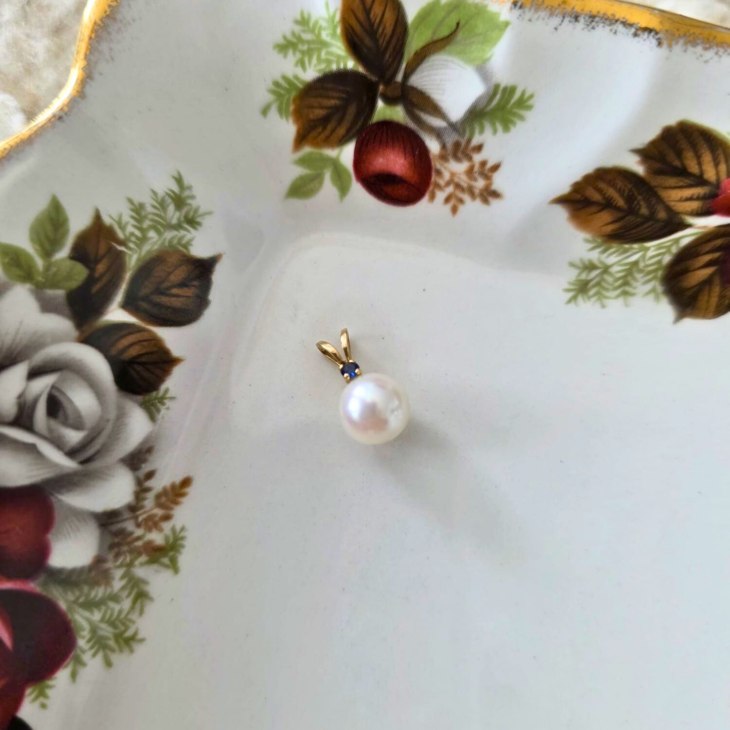 Vintage 14k gold pendant with pearl and sapphire