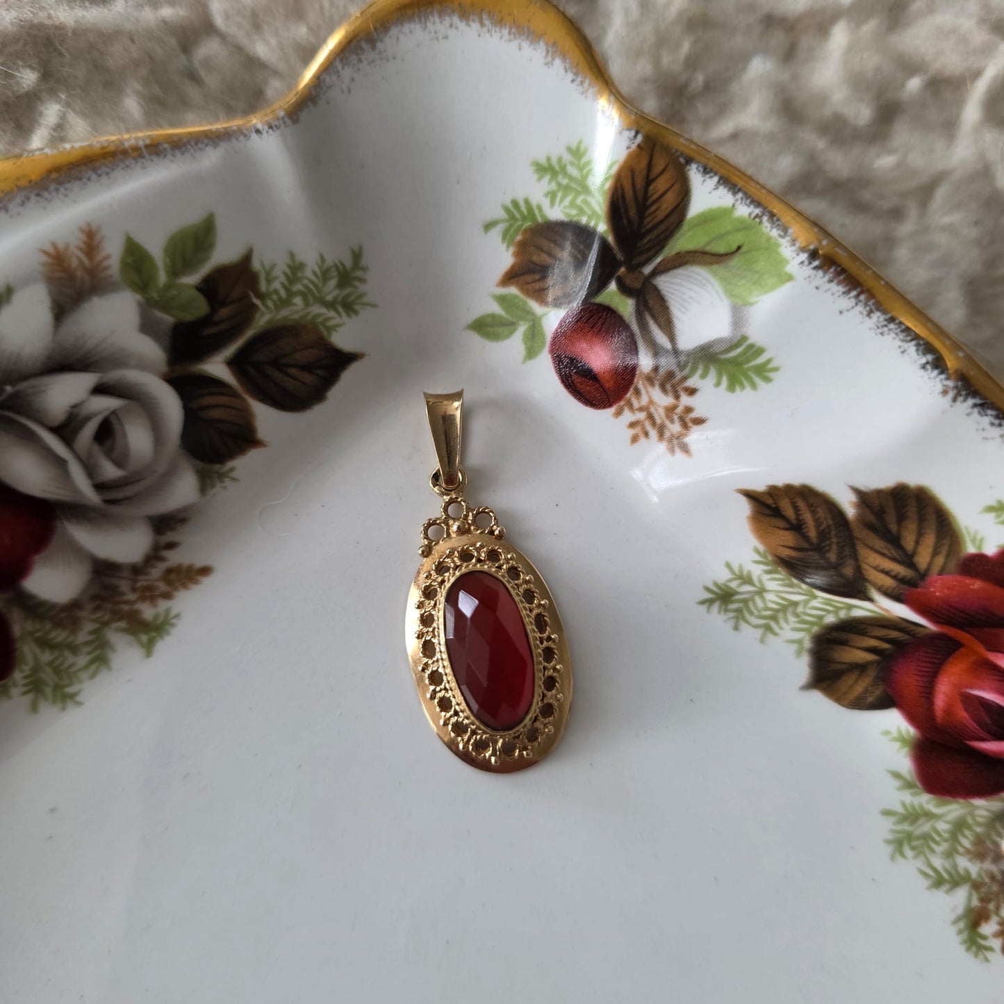 Vintage 14k gold pendant with carnelian