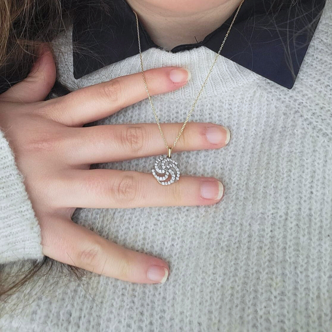 Pre-owned 14k gold necklace with pendant
