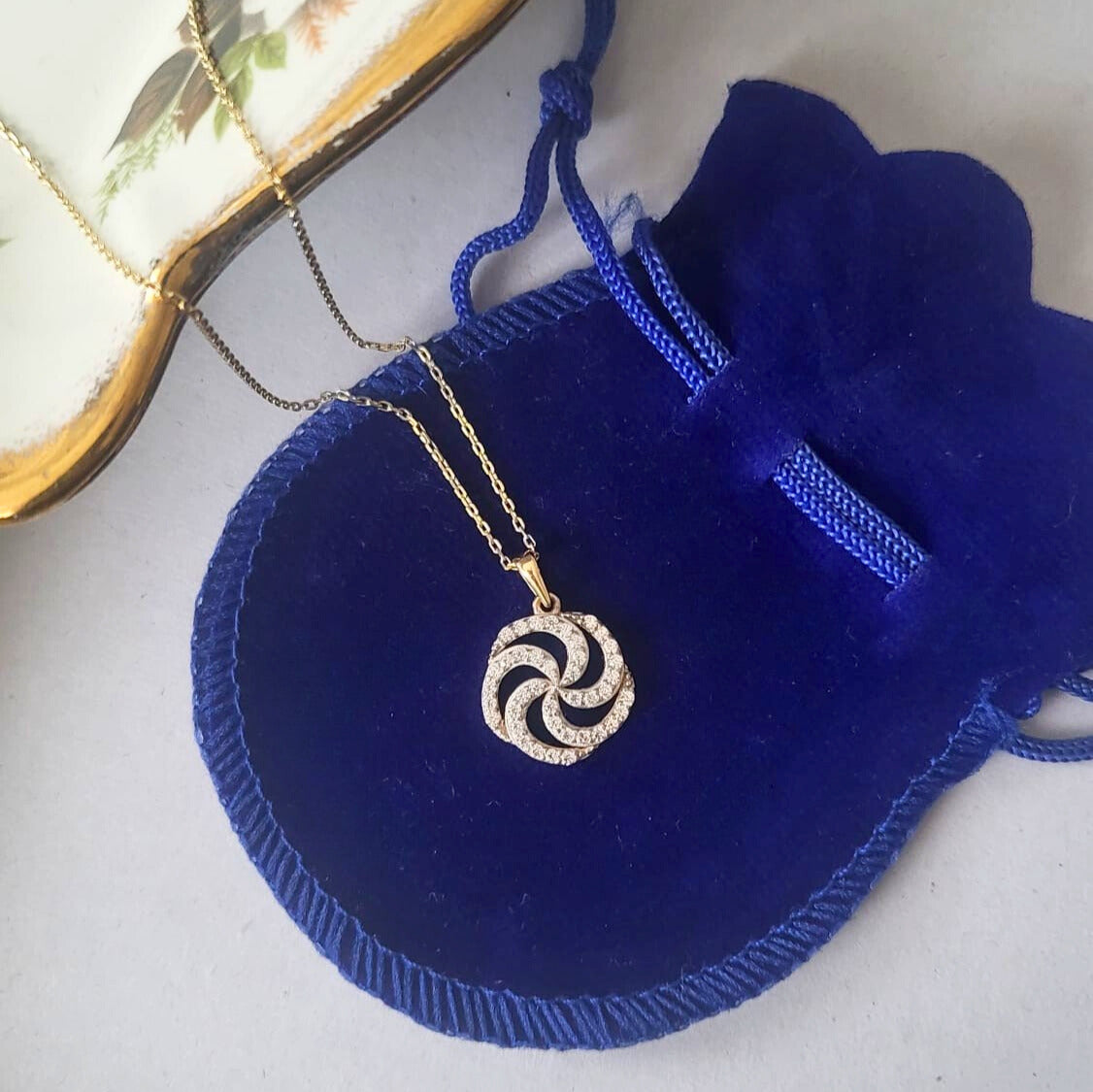 Pre-owned 14k gold necklace with pendant