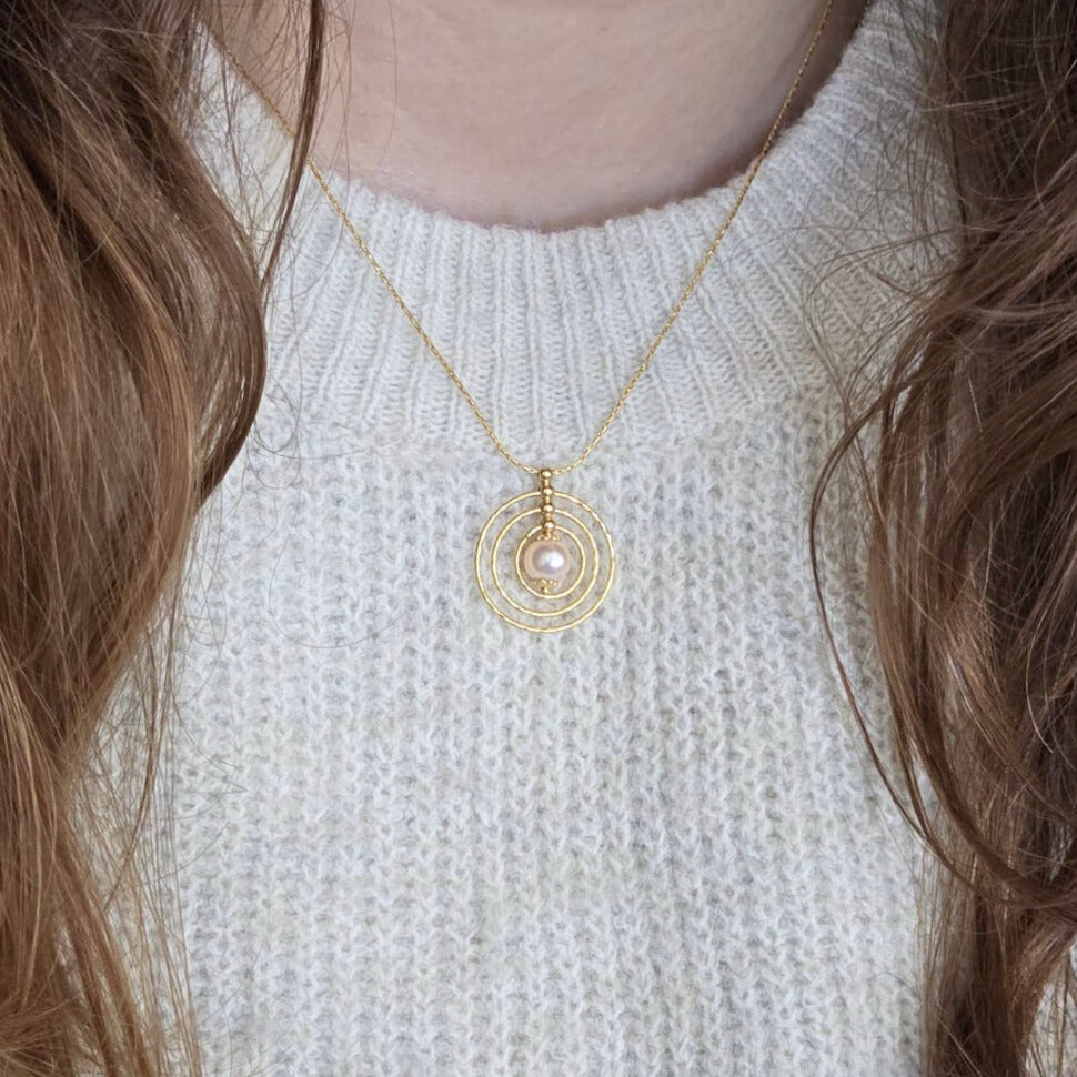 Vintage 14k gold necklace with pearl pendant