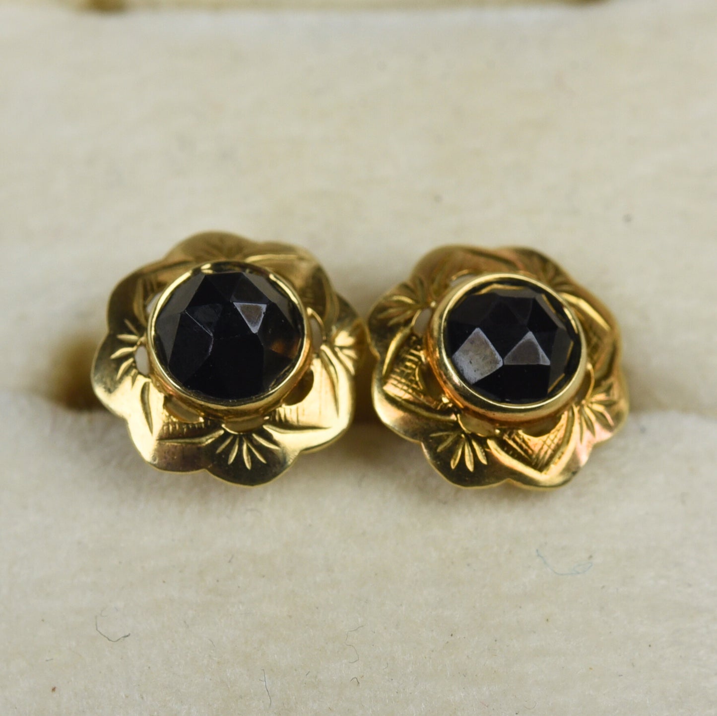 Vintage 14k gold garnet ear studs