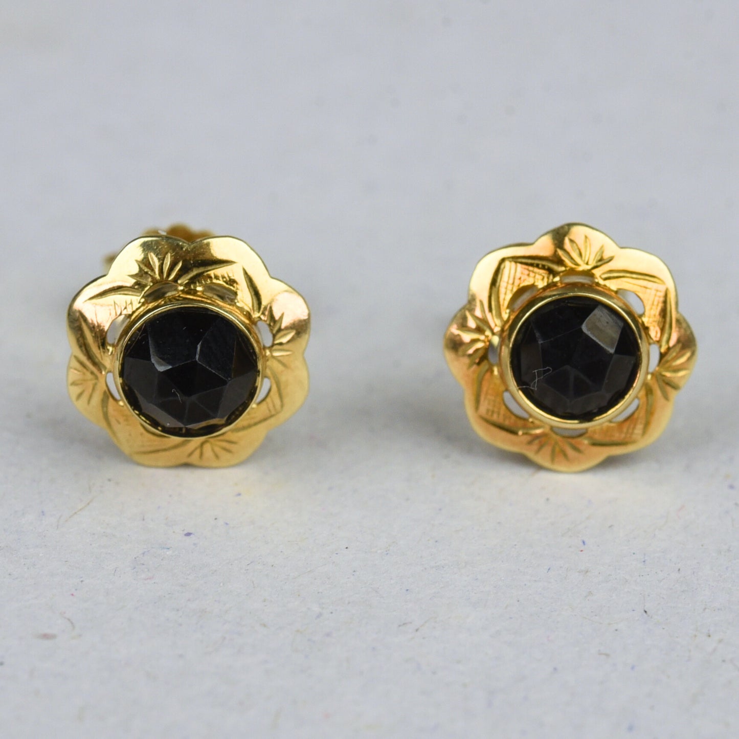 Vintage 14k gold garnet ear studs