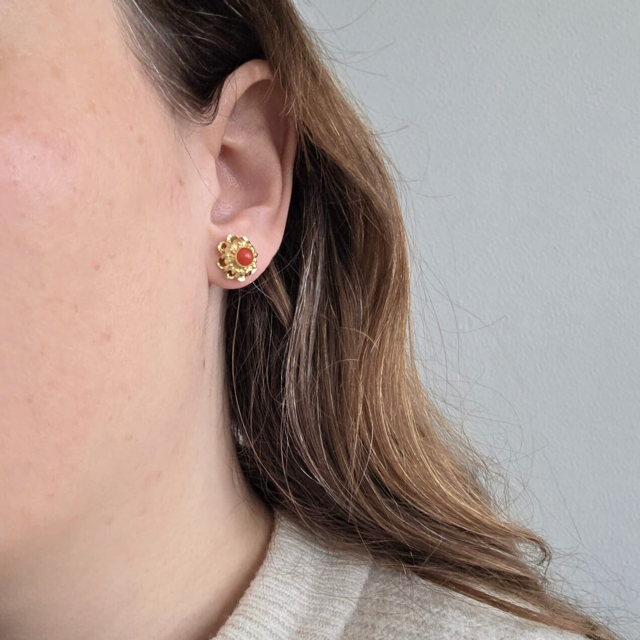 Vintage 14k gouden oorstekers bloedkoraal