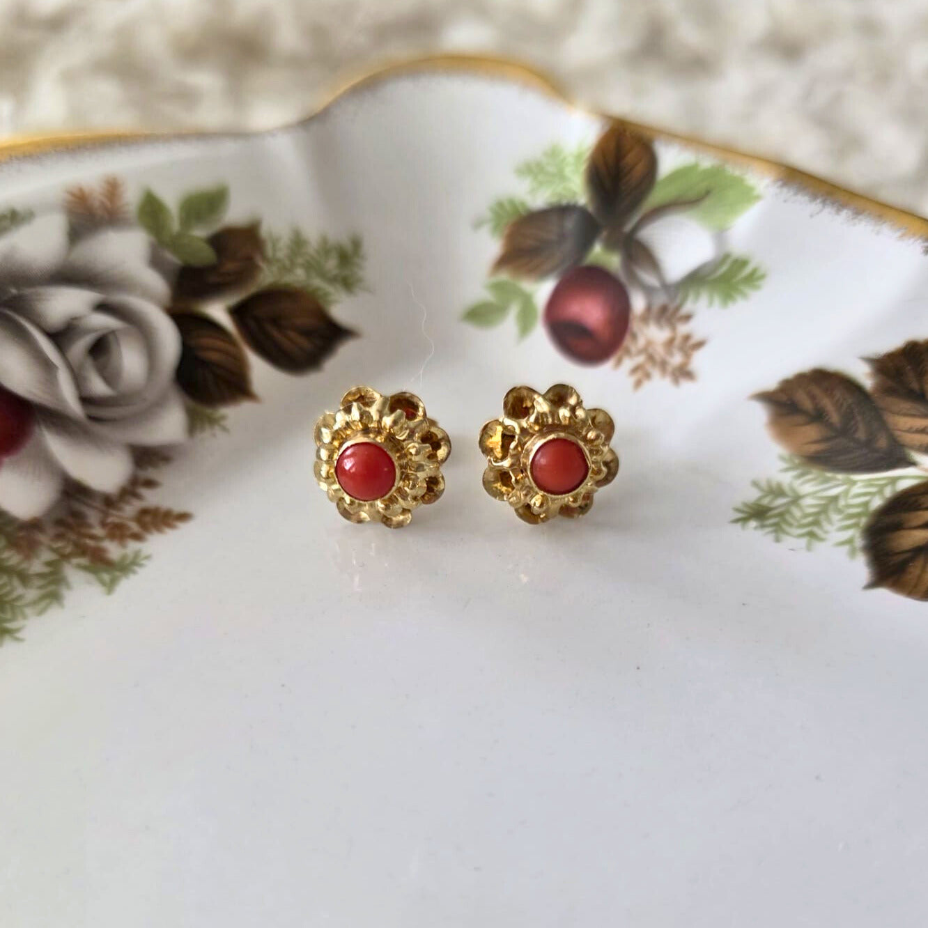 Vintage 14k gouden oorstekers bloedkoraal