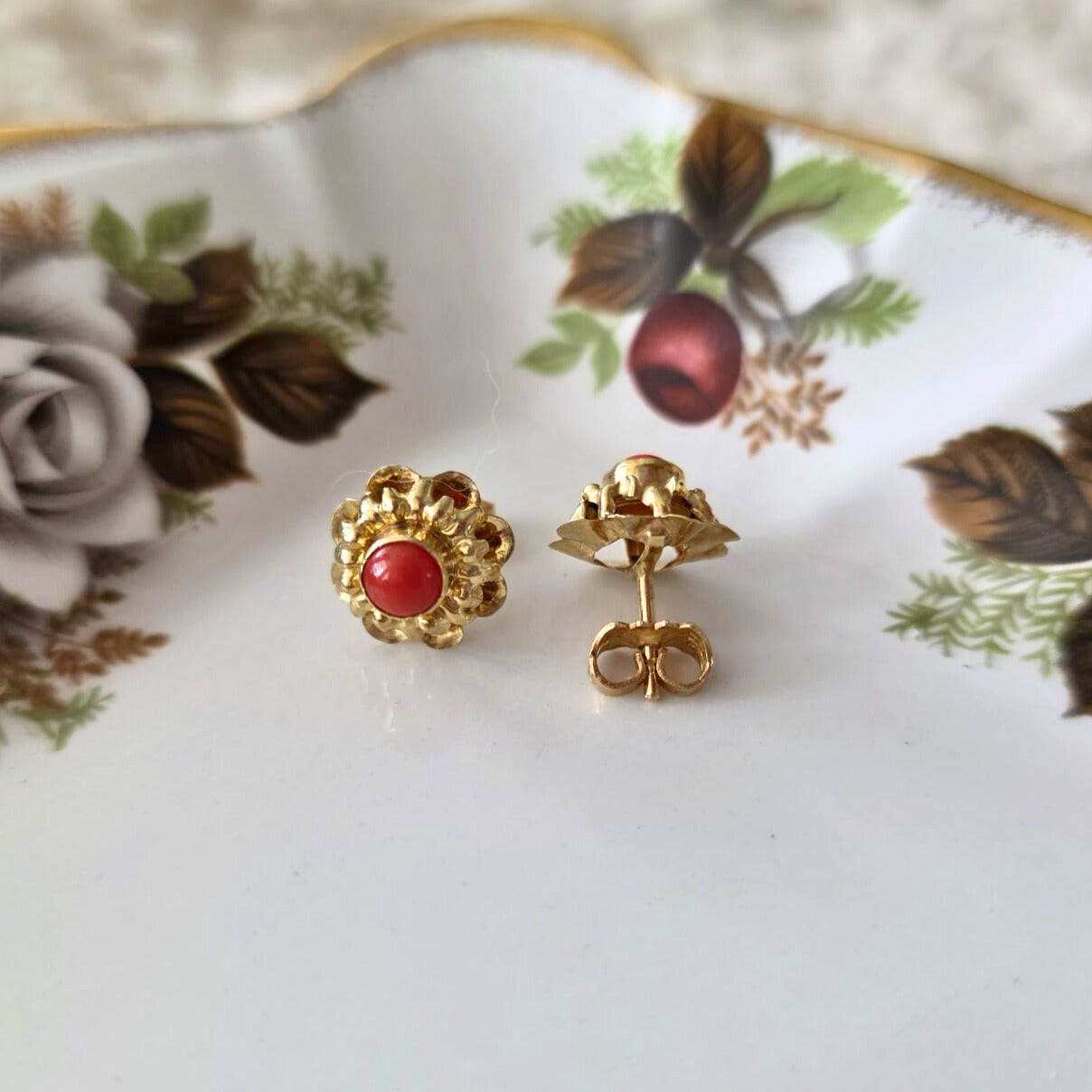 Vintage 14k gouden oorstekers bloedkoraal