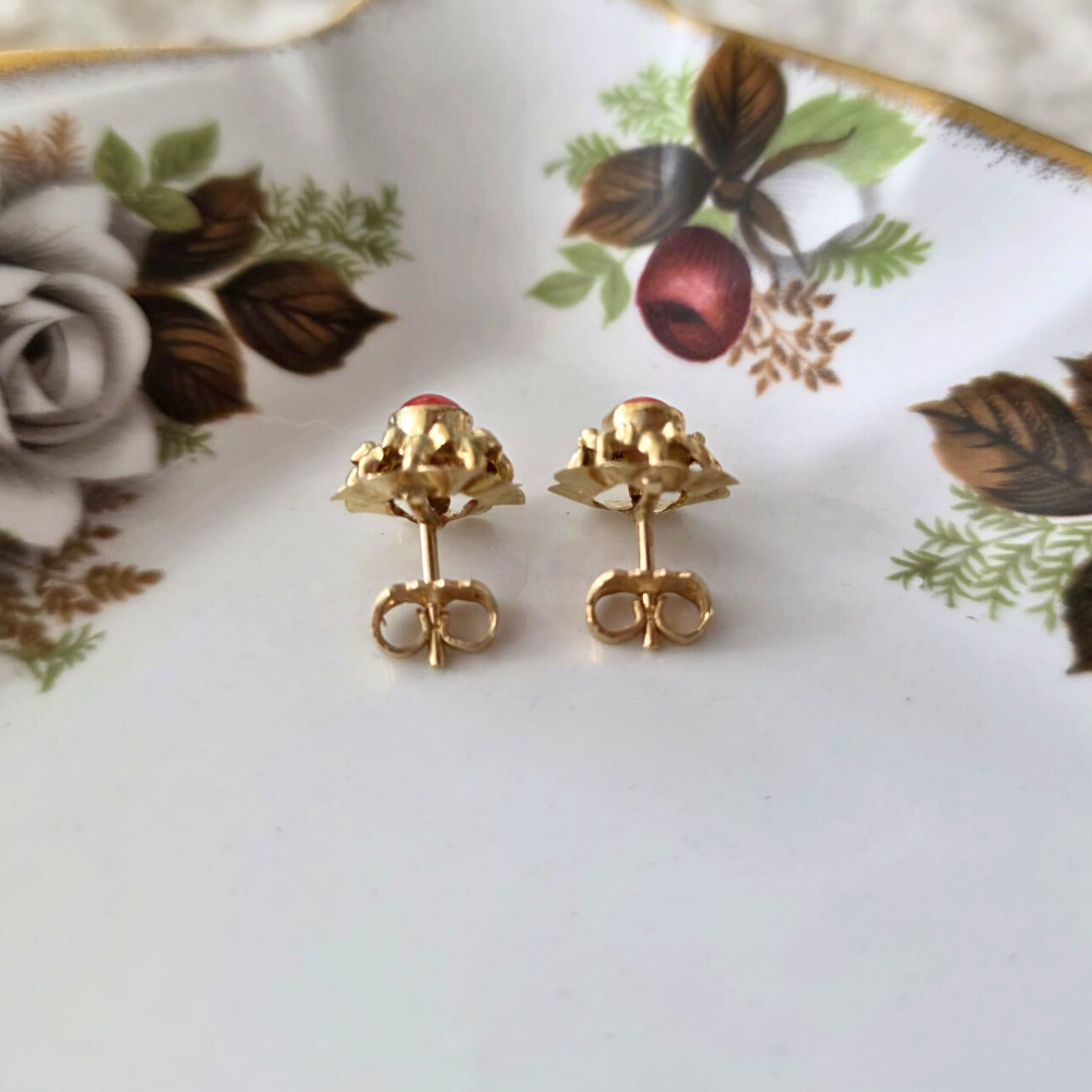 Vintage 14k gouden oorstekers bloedkoraal