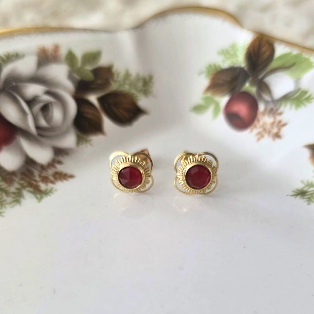 Vintage 14k gold carnelian stud earrings