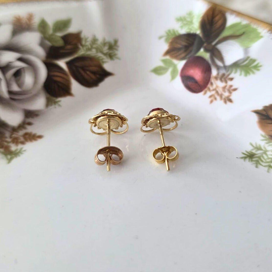 Vintage 14k gold carnelian stud earrings