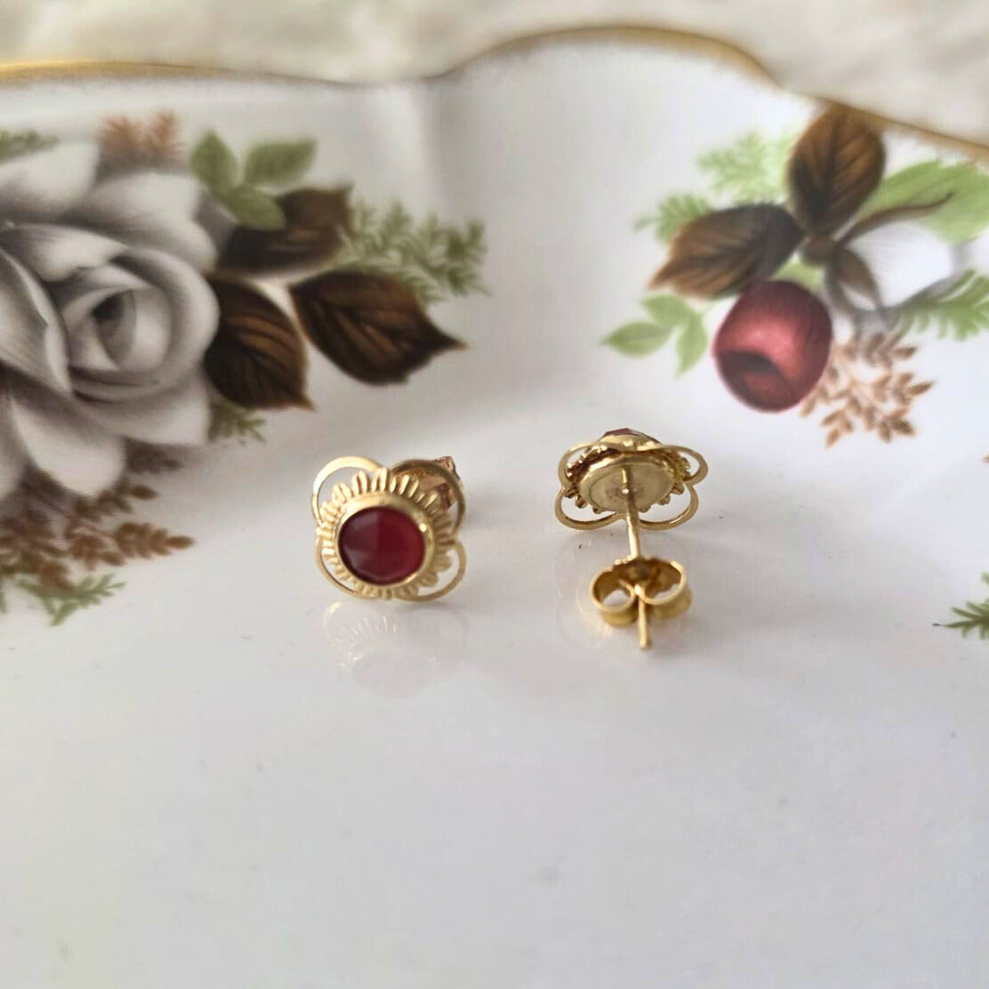 Vintage 14k gold carnelian stud earrings