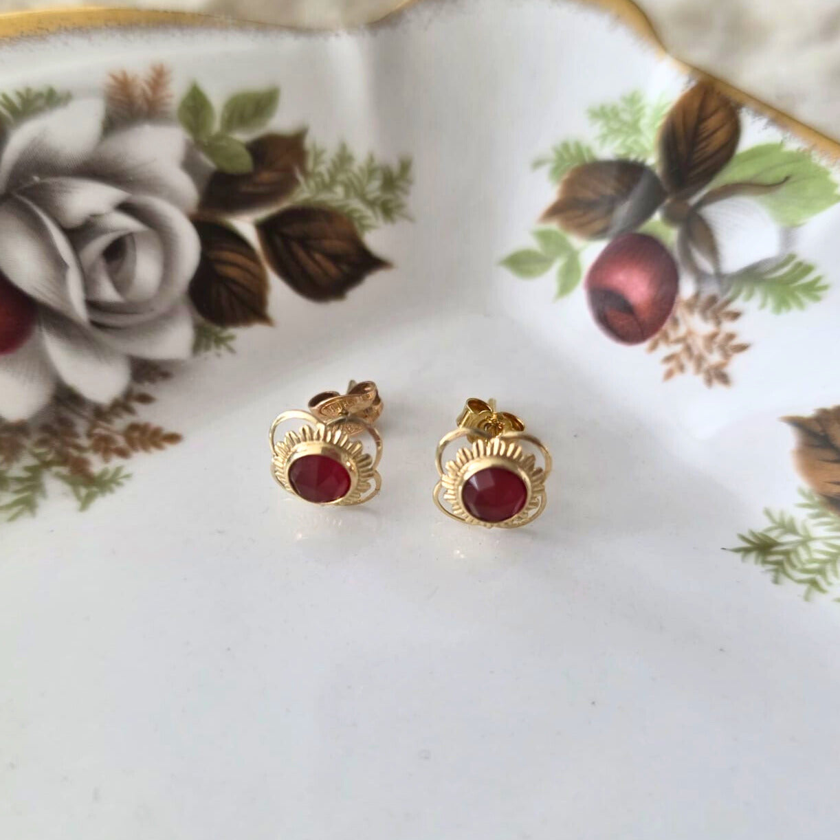 Vintage 14k gold carnelian stud earrings