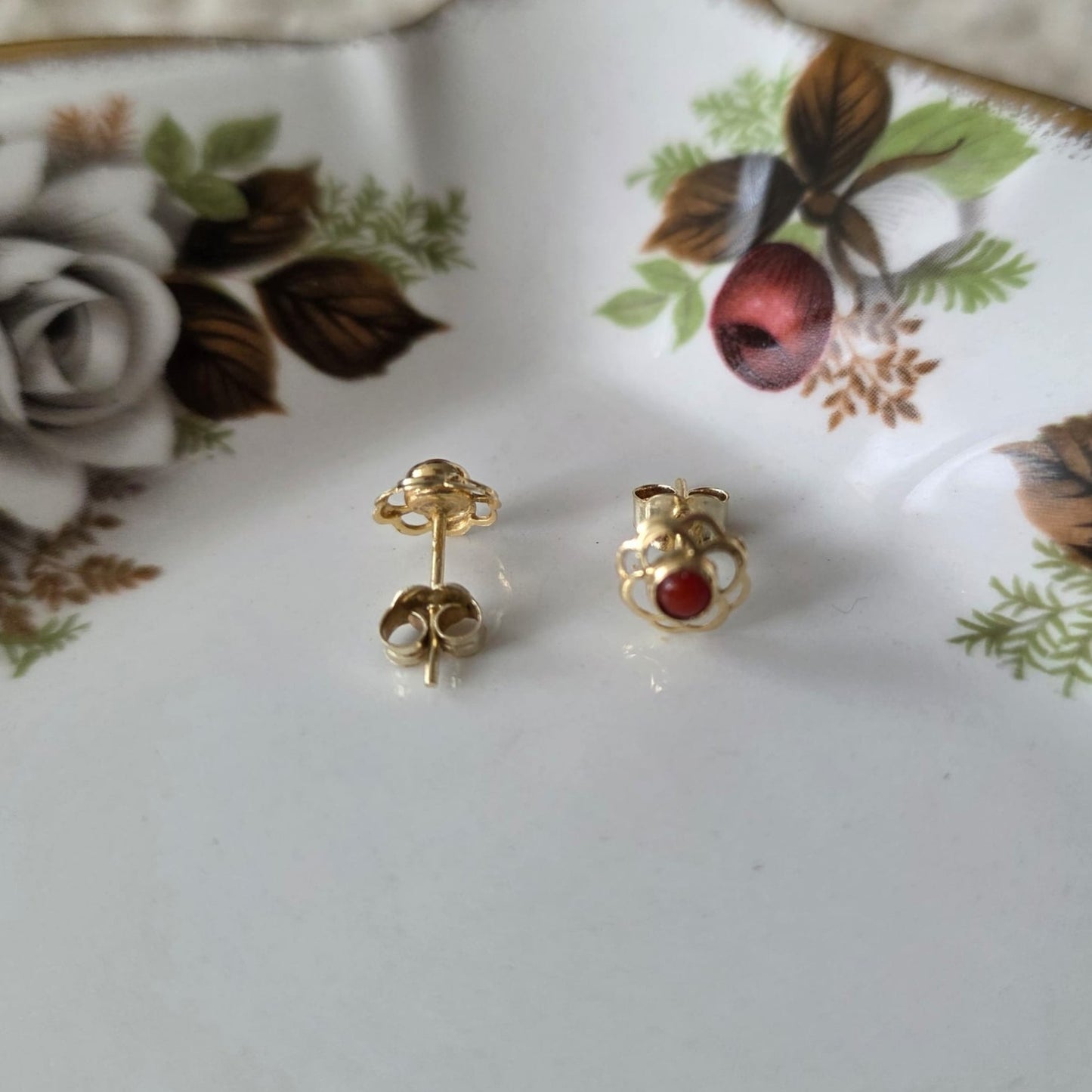 Vintage 14k gouden oorstekers carneool