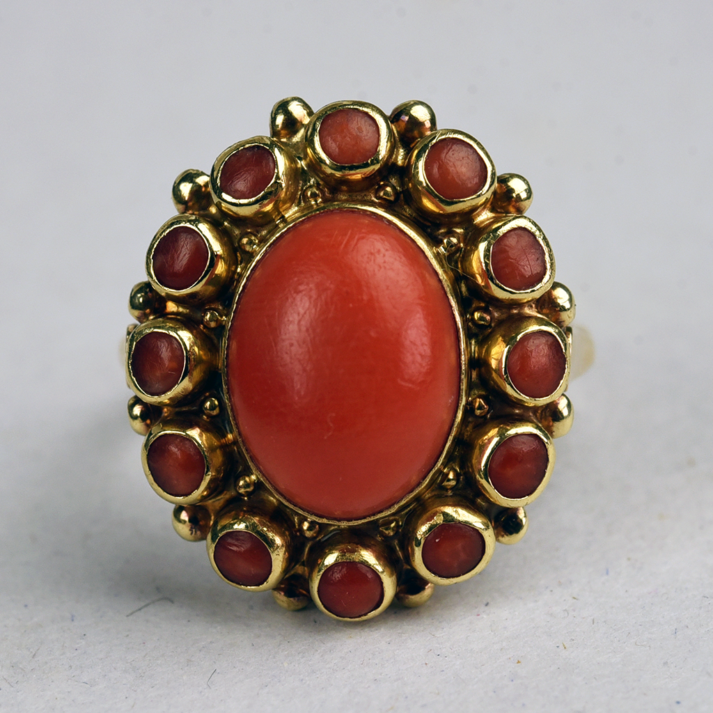 Vintage 14k gold ring with large red coral entourage